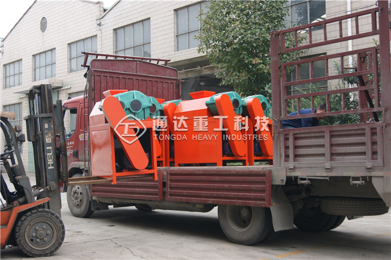 對(duì)輥擠壓造粒機(jī)發(fā)貨現(xiàn)場(chǎng)